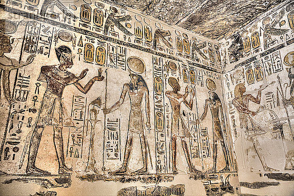 Relief  Pharao und Gottheiten  Khonsu-Tempel  Karnak-Tempelkomplex  UNESCO-Weltkulturerbe  Luxor  Theben  Ägypten  Nordafrika  Afrika