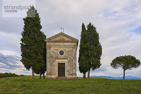 Vitaleta-Kapelle im Frühling  Val d'Orcia  UNESCO-Weltkulturerbe  Toskana  Italien  Europa