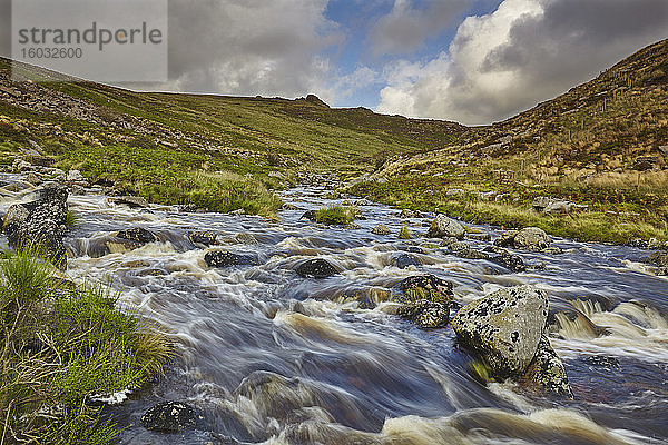 Ein Moorfluss rauscht durch ein Tal  auf dem Weg vom Moor zum Meer  der River Tavy  im Dartmoor-Nationalpark  Devon  England  Vereinigtes Königreich  Europa