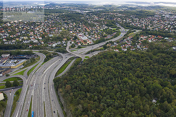 Luftaufnahme einer Drohne der Autobahn in Göteborg  Schweden  Skandinavien  Europa
