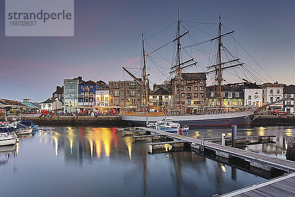 Eine stimmungsvolle Abenddämmerung am Sutton Harbour und dem Barbican  dem historischen und touristischen Herzen der Stadt Plymouth  Devon  England  Großbritannien  Europa