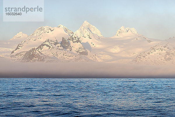 Schneebedeckte Berge an der Westküste Südgeorgiens  Südgeorgien und die Sandwich-Inseln  Antarktis  Polarregionen