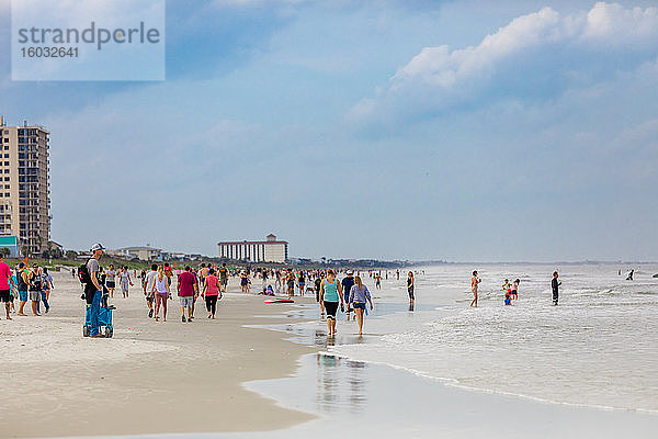 Menschenmassen strömen an den Strand von Jacksonville  nachdem er während der Covid-19-Pandemie wieder geöffnet wurde  Florida  Vereinigte Staaten von Amerika  Nordamerika
