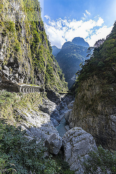 In den Felsen gehauene Straße  Taroko-Schlucht  Taroko-Nationalpark  Bezirk Hualien  Taiwan  Asien