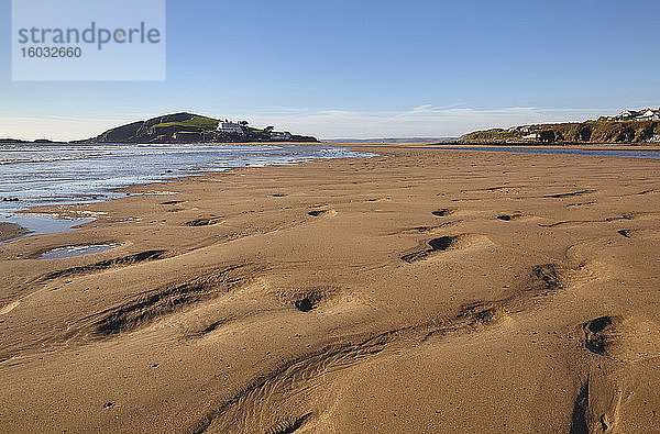 Ein Blick bei Ebbe auf den Sand von Bigbury-on-Sea an der Südküste Devons mit der Insel Burgh im Hintergrund  Devon  England  Vereinigtes Königreich  Europa