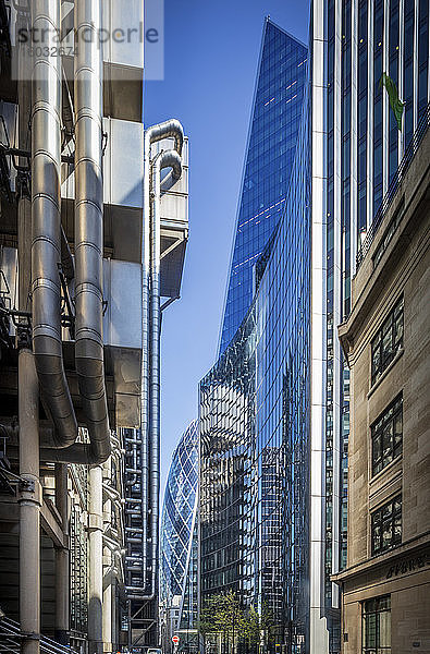 Lime Street im Finanzbezirk  mit dem Lloyds Building  dem Skalpell  der Gherkin and St. Andrew Undershaft Church  City of London  London  England  Vereinigtes Königreich  Europa