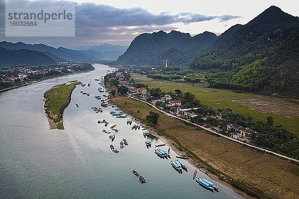 Luftaufnahme des Song-Con-Flusses mit den Kalksteingebirgen im Hintergrund  Phong Nha-Ke Bang Nationalpark  UNESCO-Weltkulturerbe  Vietnam  Indochina  Südostasien  Asien