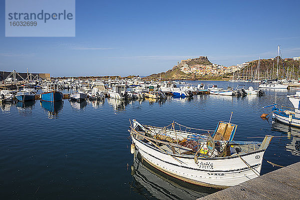 Blick über den Yachthafen auf die antike Burg  Castelsardo  Provinz Sassari  Sardinien  Italien  Mittelmeer  Europa