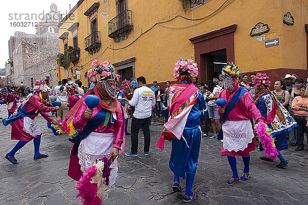 Einheimische Tänzer  Parade der Semana Santa (Karwoche)  San Miguel de Allende  Mexiko  Nordamerika