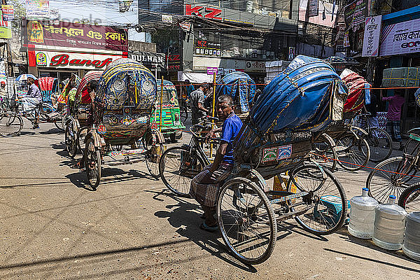 Rikscha-Fahrer auf dem Basar  Dhaka  Bangladesch  Asien