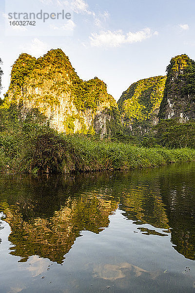 Kalksteingebirge im landschaftlich reizvollen Trang An-Landschaftskomplex  UNESCO-Weltkulturerbe  Vietnam  Indochina  Südostasien  Asien