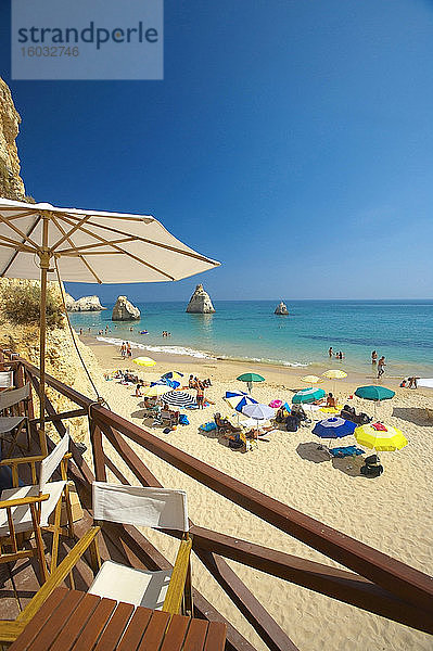 Menschen am Strand  Blick von der Terrasse  Algarve  Portugal  Europa