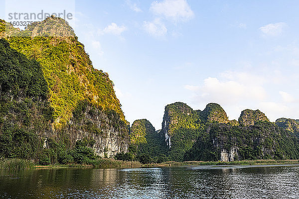 Kalksteingebirge im landschaftlich reizvollen Trang An-Landschaftskomplex  UNESCO-Weltkulturerbe  Vietnam  Indochina  Südostasien  Asien