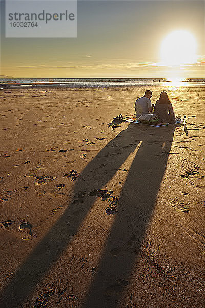 Ein Picknick bei Sonnenuntergang am Strand  Westward Ho!  Nord-Devon  England  Vereinigtes Königreich  Europa