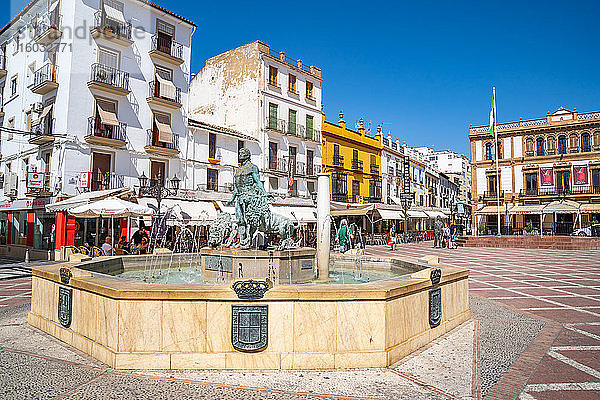 Statue des Herkules und zwei Löwen in einem Brunnen auf der Plaza del Socorro  Ronda  Andalusien  Spanien  Europa