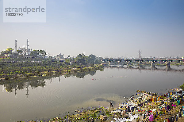 Waschen und Trocknen am Ufer des Flusses Gomti  Lucknow  Uttar Pradesh  Indien  Asien
