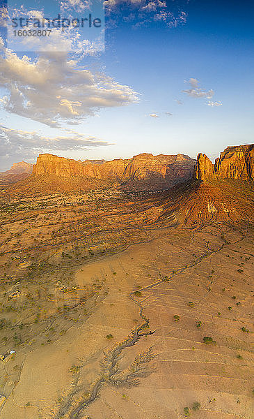 Luftpanorama der Drohne des Gheralta-Gebirges im Licht des Sonnenuntergangs  Hawzen  Region Tigray  Äthiopien  Afrika