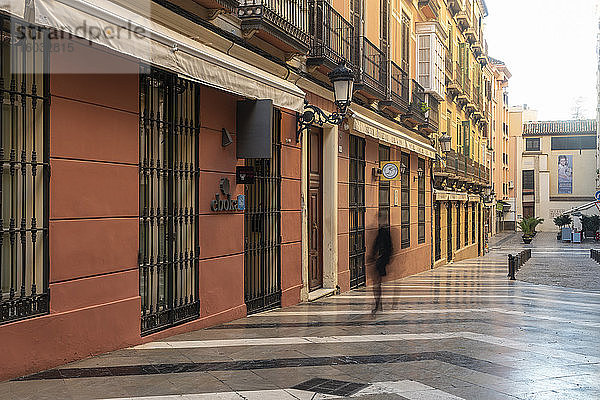 Alte Straße mit historischen Gebäuden im Zentrum von Málaga  Andalusien  Spanien  Europa