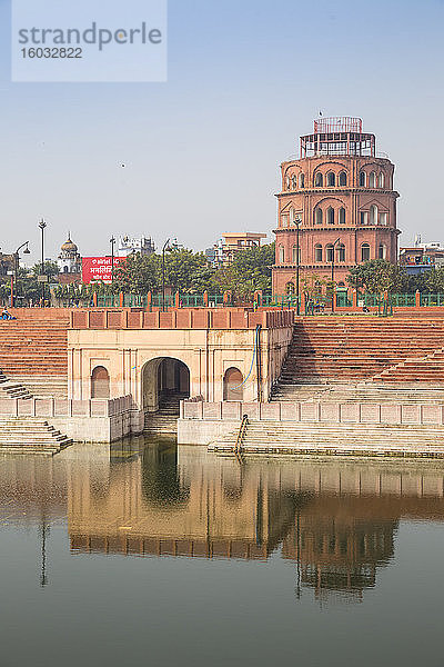 Teich von Hussainabad und Satkhanda Wachturm  Lucknow  Uttar Pradesh  Indien  Asien
