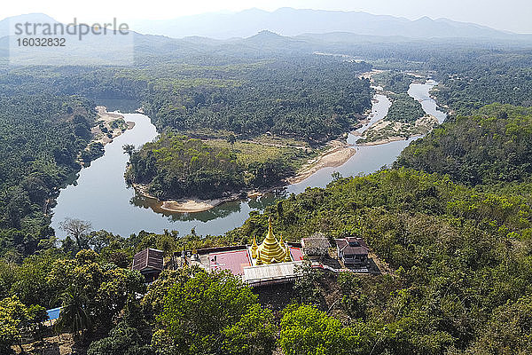 Luftaufnahme durch Drohnen der Shwemawdaw Paya und des Flusses Ye  Kyaing Ywar bei Ye  Mon-Staat  Myanmar (Burma)  Asien