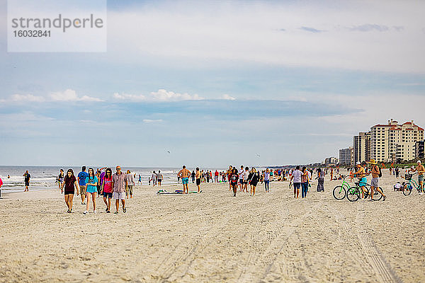 Überfüllter Strand von Jacksonville während der Covid-19-Pandemie  Florida  Vereinigte Staaten von Amerika  Nordamerika