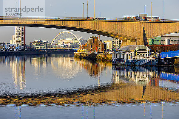 Kingston- und Clyde-Bogenbrücken  River Clyde  Glasgow  Schottland  Vereinigtes Königreich  Europa