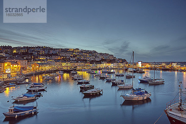 Ein Blick in der Abenddämmerung auf den Fischereihafen von Brixham  den geschäftigsten Fischereihafen an der Südküste  in Torbay  an der Südküste von Devon  Brixham  Devon  England  Großbritannien  Europa