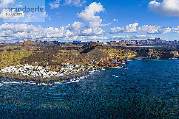 Luftaufnahme des Dorfes El Golfo und der Vulkanlandschaft des Timanfaya-Nationalparks  Lanzarote  Kanarische Inseln  Spanien  Atlantik  Europa