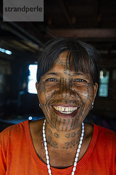 Kinn-Frau mit Spinnennetztattoo  Mindat  Kinn-Staat  Myanmar (Burma)  Asien