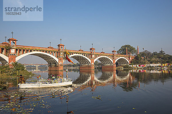 Brücke über den Fluss Gomti  Lucknow  Uttar Pradesh  Indien  Asien
