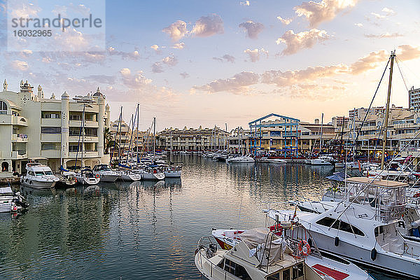 Puerto Marina von Benalmadena bei Sonnenuntergang zwischen den Badeorten Benalmadena und Torremolinos an der Costa del Sol  Andalusien  Spanien  Europa