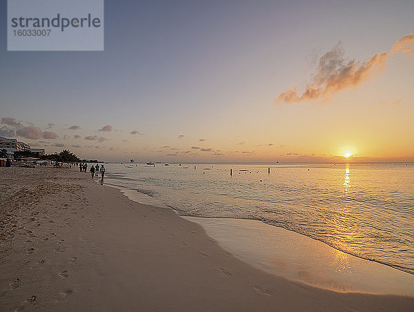 Seven Mile Beach bei Sonnenuntergang  George Town  Grand Cayman  Kaimaninseln  Karibik  Mittelamerika
