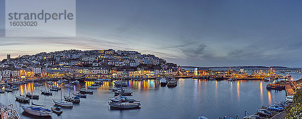 Ein stimmungsvoller Blick in der Abenddämmerung über den typischen Fischerhafen von Brixham in Torbay  Devon  England  Grossbritannien  Europa