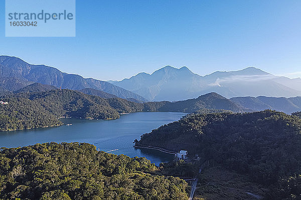 Luftaufnahme einer Drohne über dem See des Sonnenmonds  National Scenic Area  Bezirk Nantou  Taiwan  Asien