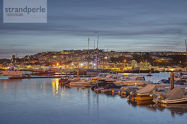 Ein Blick in der Abenddämmerung auf den Fischereihafen von Brixham  den geschäftigsten Fischereihafen an der Südküste  in Torbay  an der Südküste von Devon  Brixham  Devon  England  Großbritannien  Europa