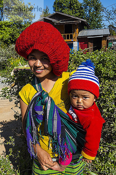 Einheimische Chin-Frau und Kind  Kanpelet  Chin-Staat  Myanmar (Burma)  Asien