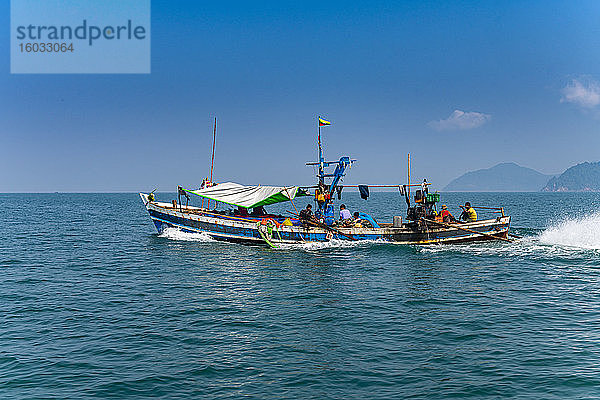 Seezigeuner Moken auf ihrem Fischerboot  Mergui (Myeik) Archipel  Myanmar (Burma)  Asien