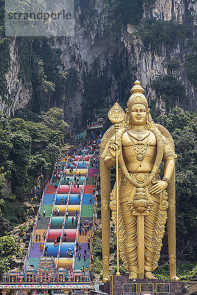 Die hohe goldene Hindu-Statue von Murugan vor den 272 Stufen zu den Batu-Höhlen mit Tempeln und Schreinen  in der Nähe von Kuala Lumpur  Malaysia  Südostasien  Asien