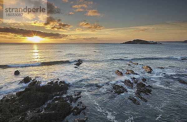 Sonnenuntergang an der Südküste von Devon  von Bantham aus gesehen und mit Blick auf Burgh Island  Devon  England  Grossbritannien  Europa