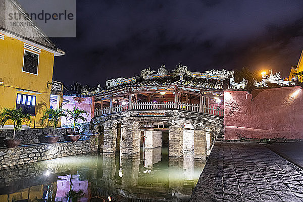 Nachtaufnahme der japanischen überdachten Brücke  Hoi An  UNESCO-Weltkulturerbe  Vietnam  Indochina  Südostasien  Asien