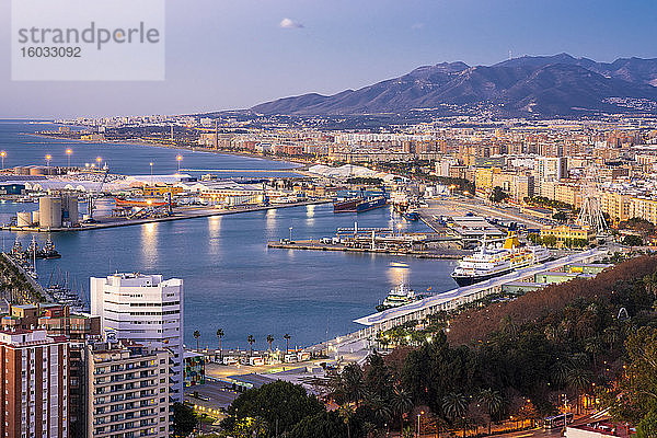 Blick vom Aussichtspunkt Gibralfaro bei der Burg mit dem Hafen von Málaga bei Sonnenaufgang  Málaga  Andalusien  Spanien  Europa