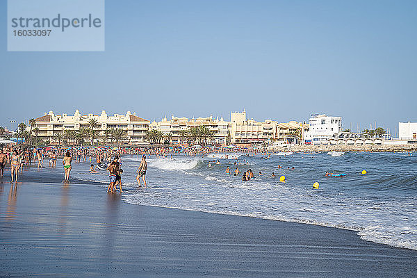 Menschen  die den Strand von Benalmadena an der Costa del Sol genießen  Andalusien  Spanien  Europa