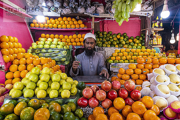 Mann  der Obst verkauft  Kawran Bazar  Dhaka  Bangladesch  Asien