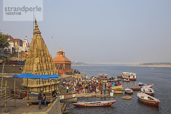 Untergetauchter Shiva-Tempel  Sindhia Ghat  Varanasi  Uttar Pradesh  Indien  Asien