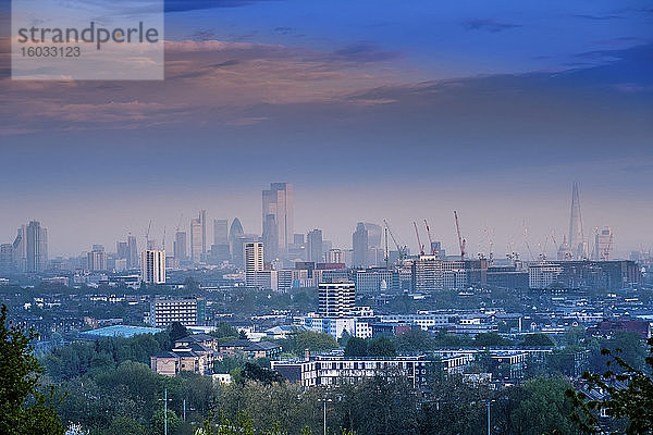 Blick vom Parliament Hill auf Hampstead Heath auf die Skyline der City of London  London  England  Vereinigtes Königreich  Europa