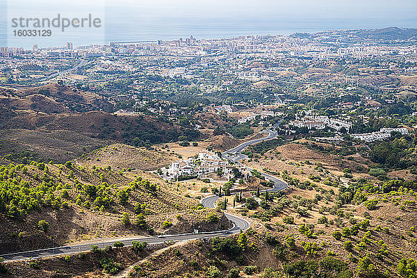 Der Blick auf Fuengirola  die Costa del Sol und das Mittelmeer von Mijas Pueblo  Andalusien  Spanien  Europa