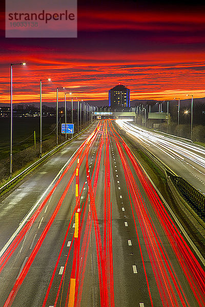 Sonnenuntergang bei rotem Himmel  Ampelschleifen  Autobahn M8  Schottland  Vereinigtes Königreich  Europa
