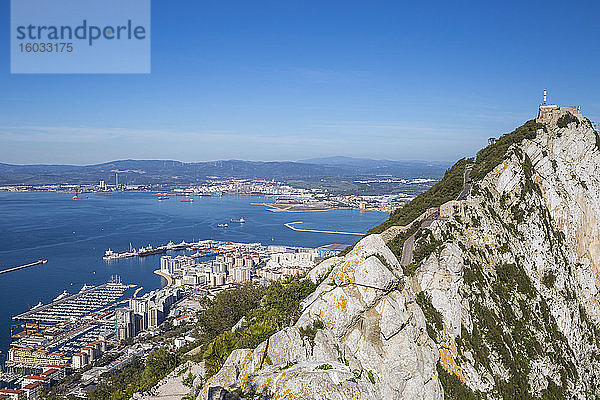 Blick auf den Felsen von Gibraltar  mit La Linea  Spanien in der Ferne  Gibraltar  Mittelmeer  Europa