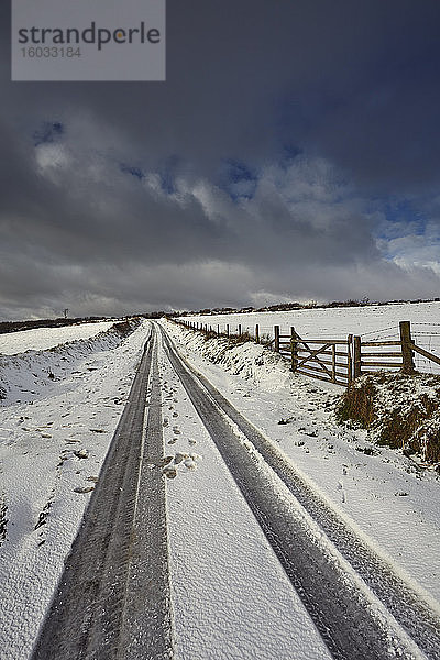 Ein verschneiter Wintertag auf den Hügeln des Exmoor  Kinsford Gate  in der Nähe des Dorfes Brayford  Exmoor-Nationalpark  Devon  England  Grossbritannien  Europa