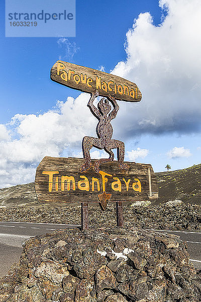 Timanfaya-Nationalpark  Nationalparkeingangsschild  Lanzarote  Kanarische Inseln  Spanien  Atlantik  Europa